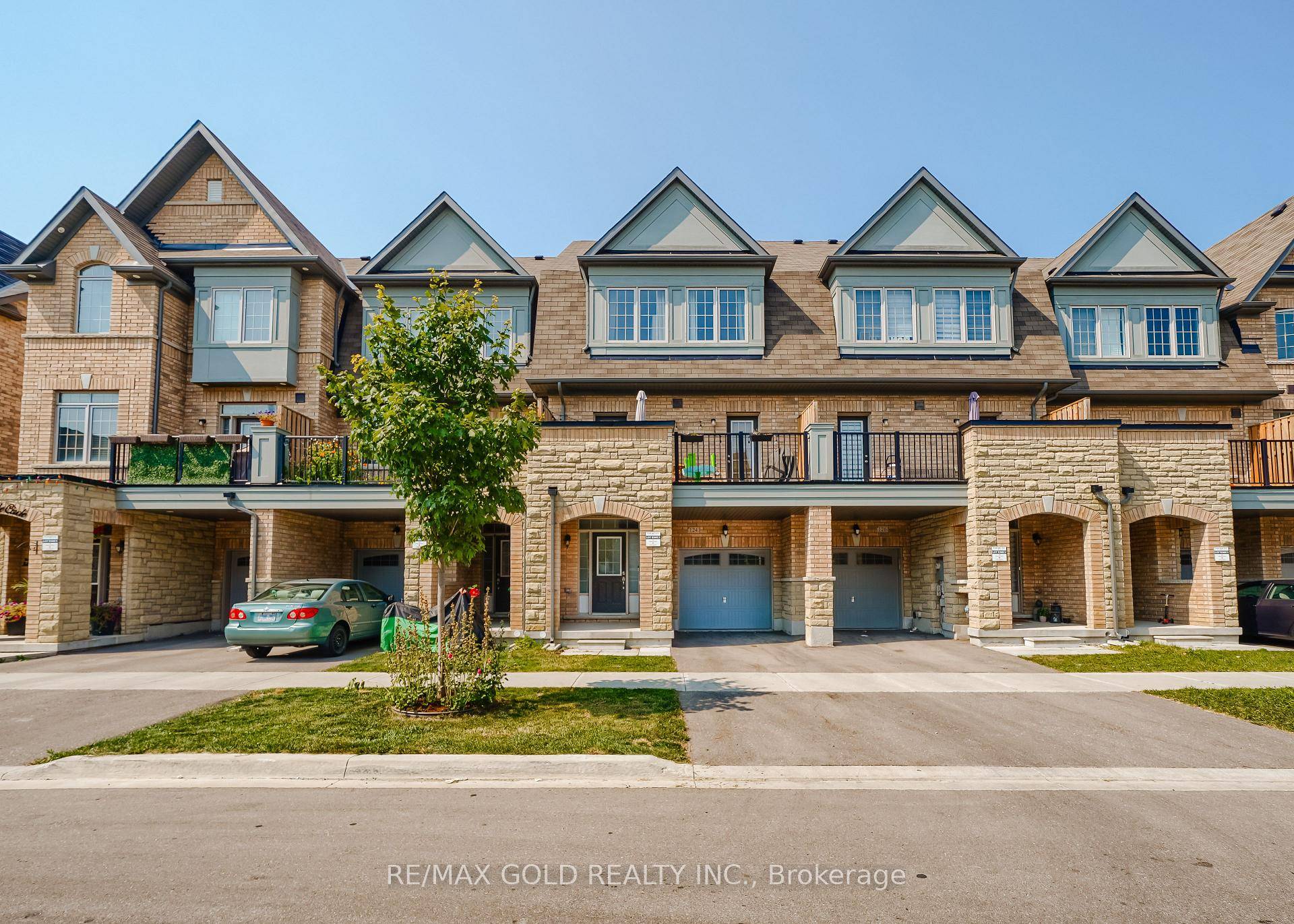 Luxury Townhouse Entire Property for Rent in Northwest Brampton.