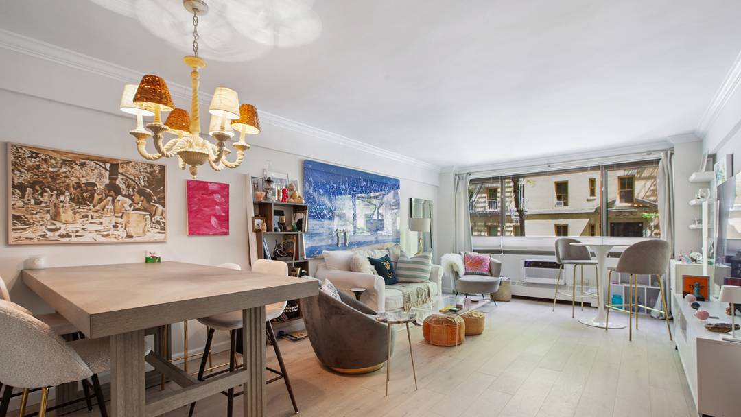 Welcome home to one of the more artfully renovated homes in the F line at the Royal York, this spacious, elegantly appointed gem overlooks one of the prettier blocks in ...