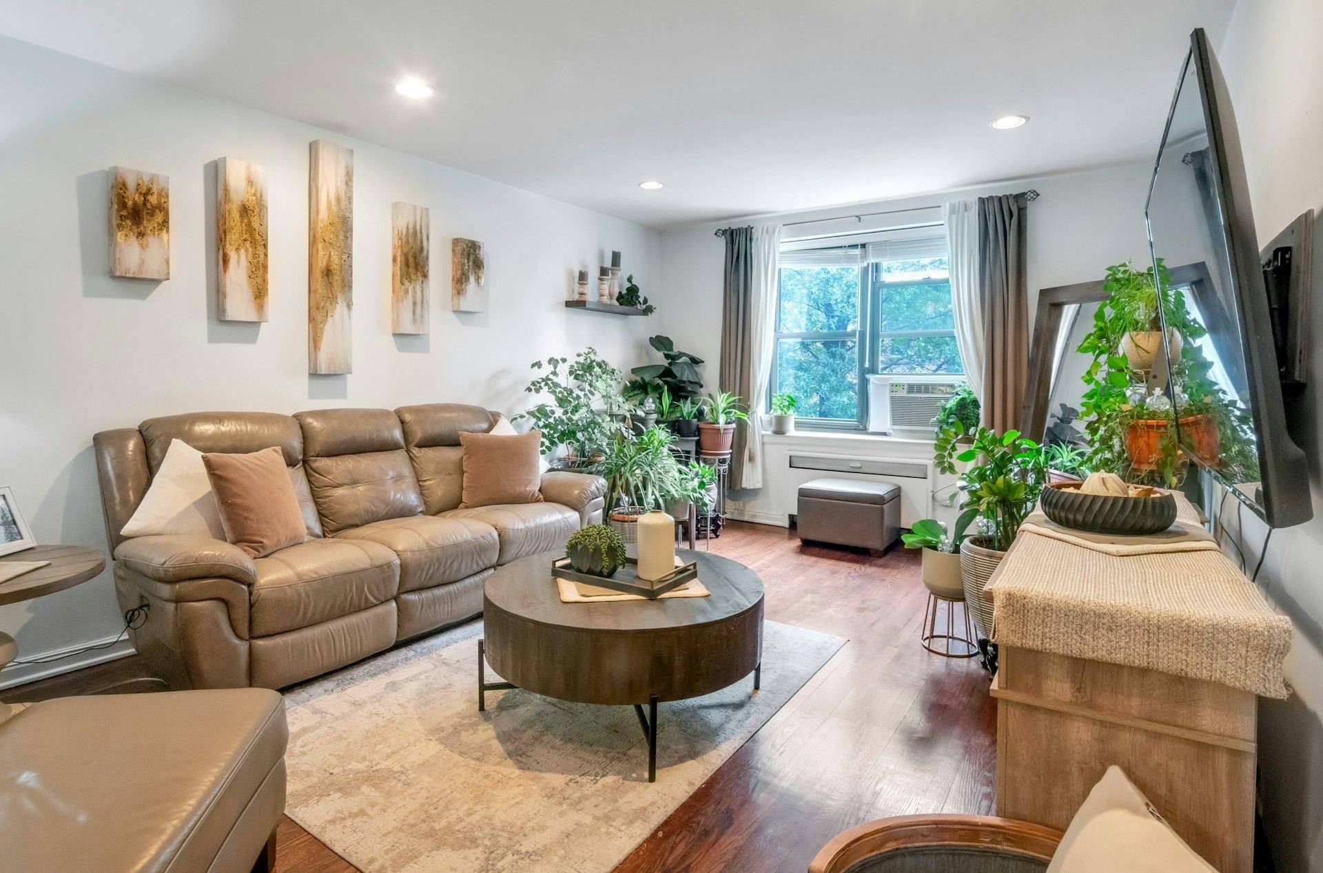 ACCEPTED OFFER Welcome to this beautifully renovated condominium located on a picturesque, tree lined street in the heart of Riverdale.