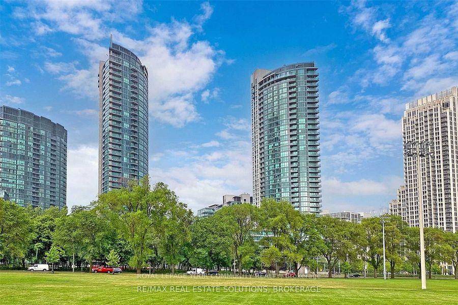 Bright And Spacious 2 Bedroom Split Layout Unit With The Most Stunning Unobstructed South Views Of The Cn Tower, Lake Ontario, Billy Bishop, amp ; Coronation Park.