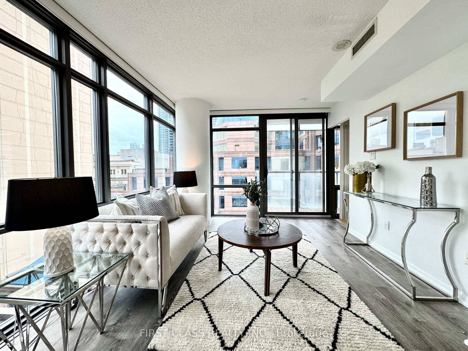 Luxurious 2 1 corner suite in the heart of downtown Toronto !