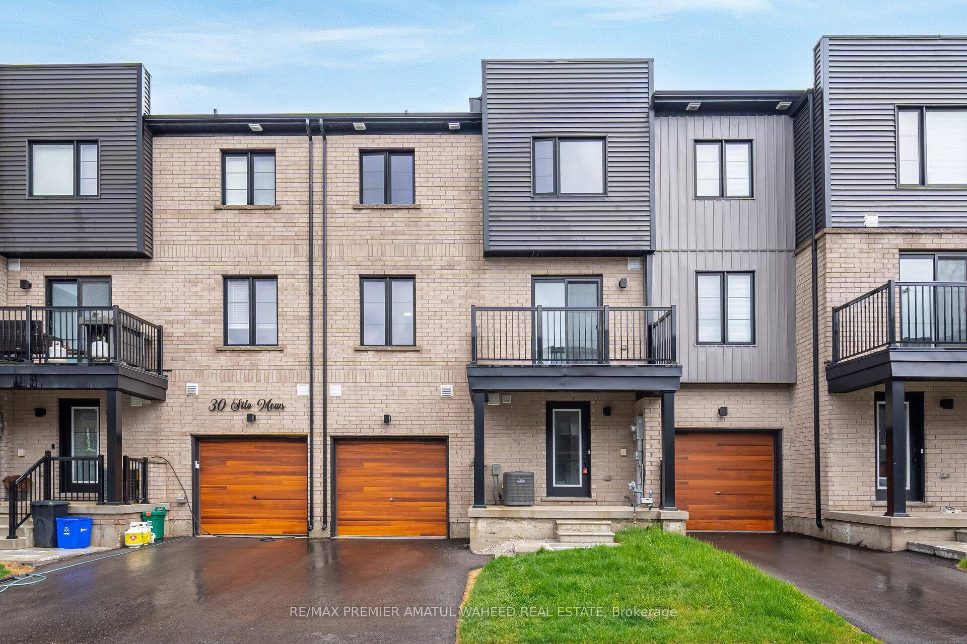 Welcome To This Beautifully Built 2 Bedroom, Plus Den amp ; 3 Bathrooms Freehold Townhome, Completed In 2023 And Located In One Of Barrie's Most Convenient Areas Right On Mapleview ...