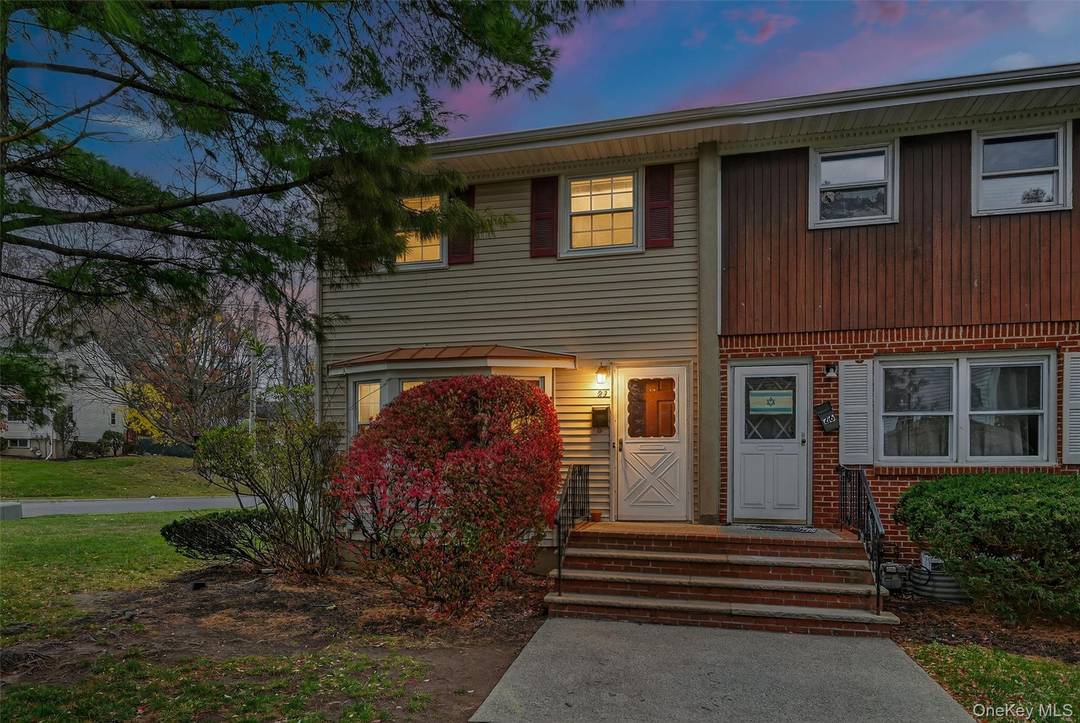 Lovely end unit. Close to stores, buses and schools.