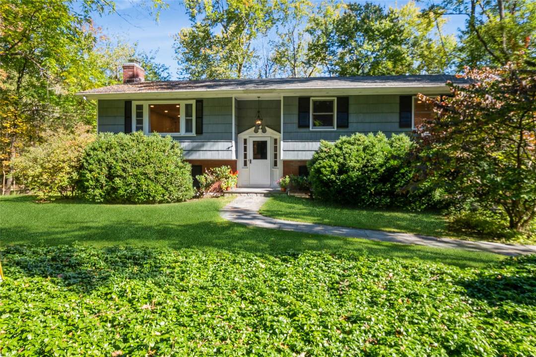 This beautifully updated rental offers a bright, open layout and a prime location just under a mile from downtown Chappaqua and the Metro North station perfect for easy commuting and ...