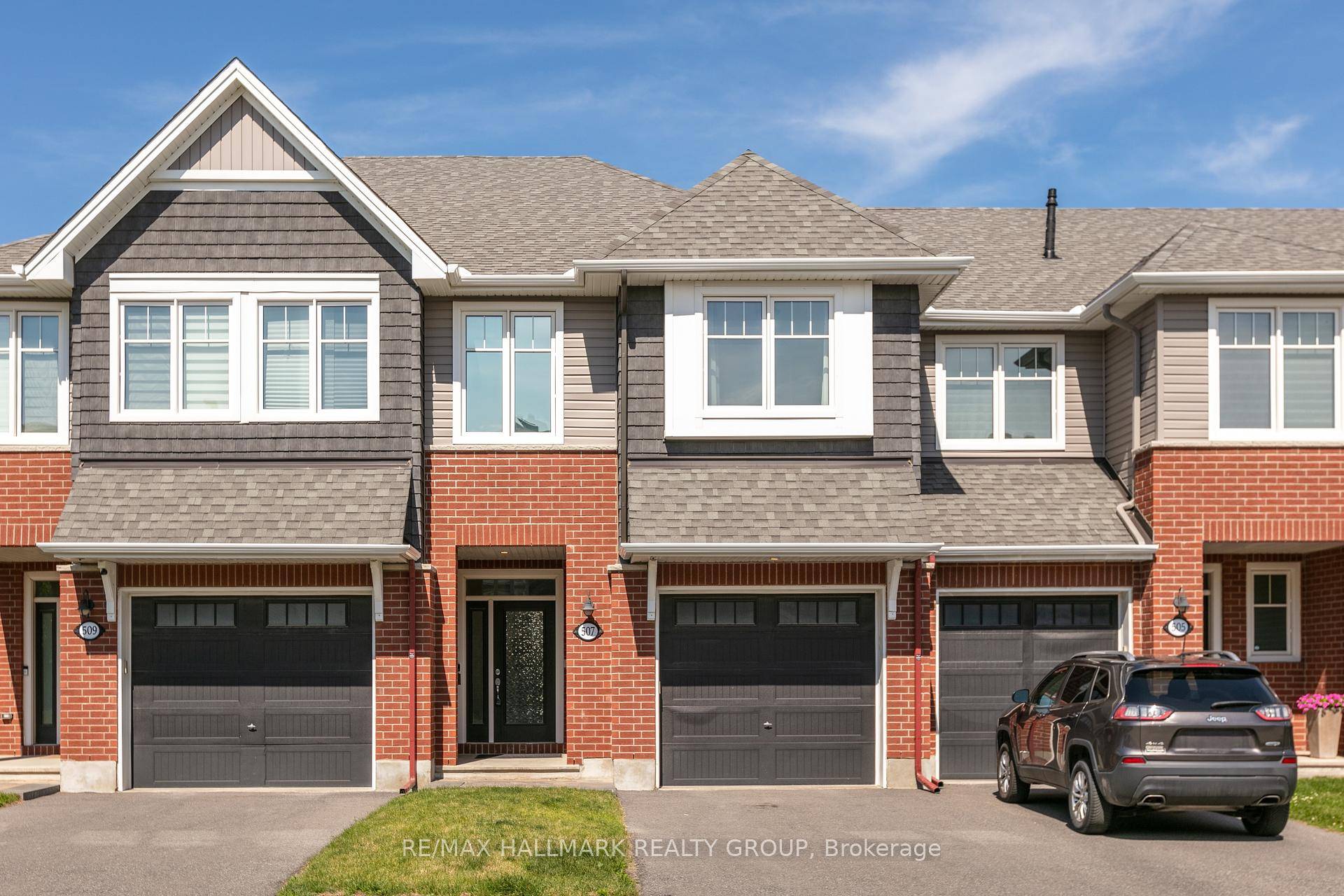 Contemporary living in the heart of Findlay Creek !