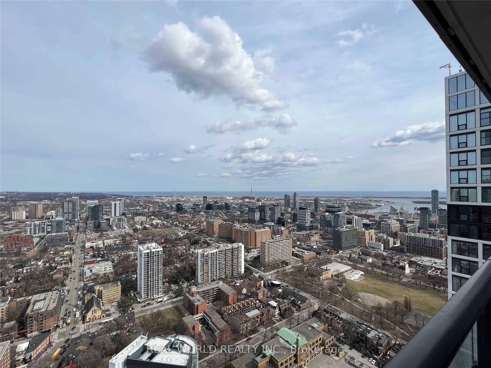 Spacious Bedroom Den Suite Overlooking With Clear View The City.