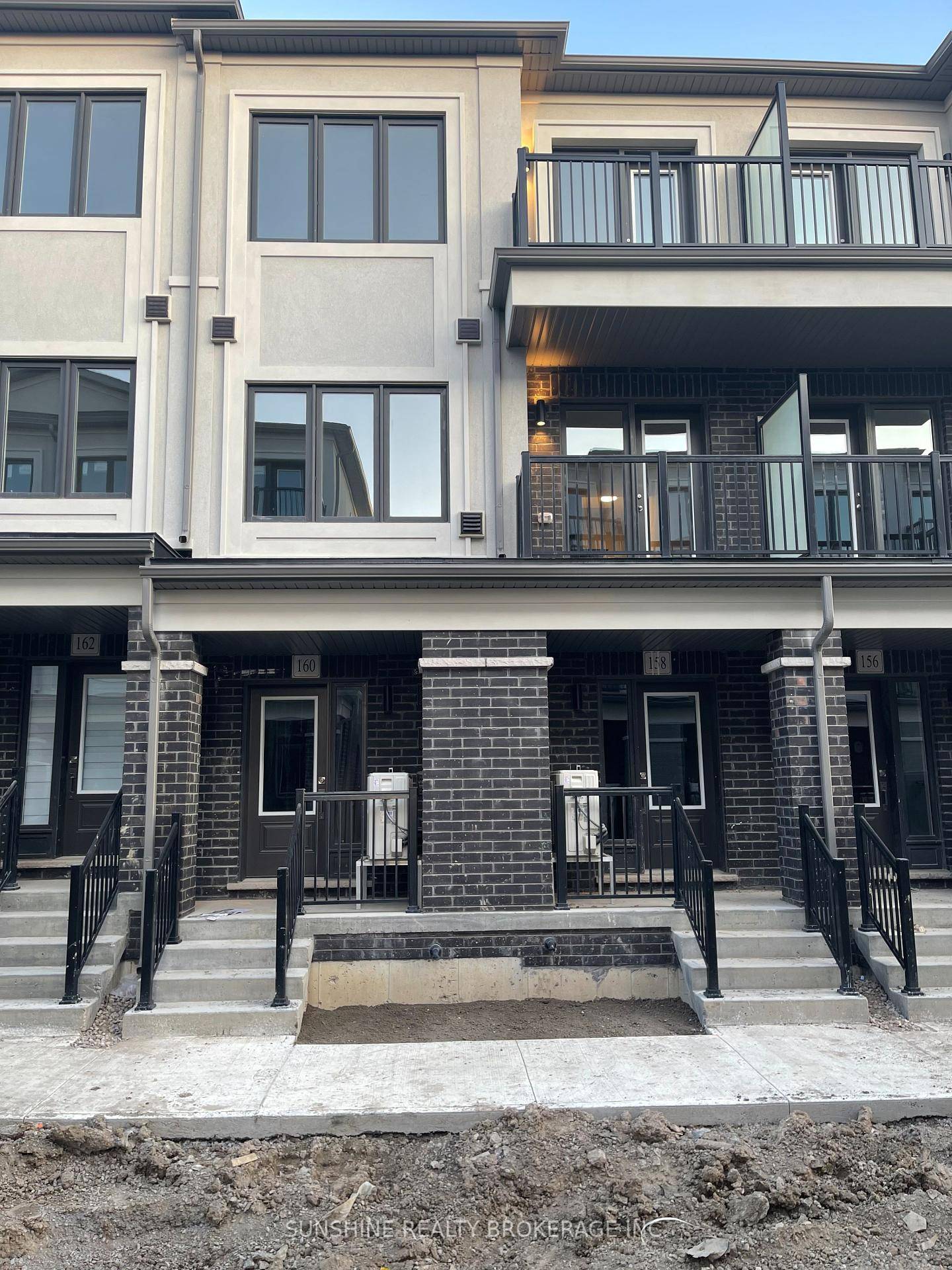 Excellent Location ! Brand New Treasure Hill Legacy Hill Luxury Back to Back Townhouse 3 Bedrooms, 3 Bathrooms, and 1 Washrooms, 1 Minute drive to HWY404, GoBus, Costco, Walmart, T ...