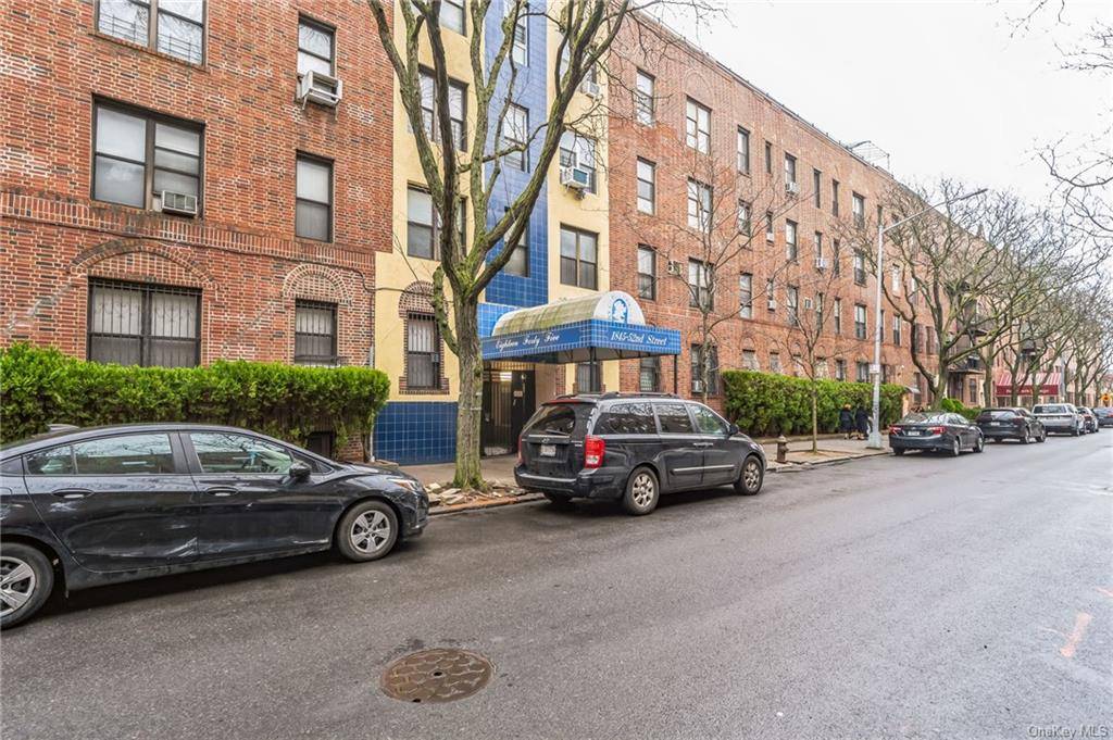 Welcome to this exquisite three story apartment, offering luxury living in the vibrant heart of Brooklyn.
