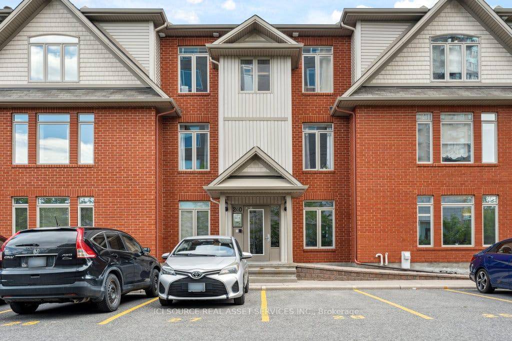 Welcome to 240B Meilleur Private, where comfort and convenience come together in this bright, ground floor condo.