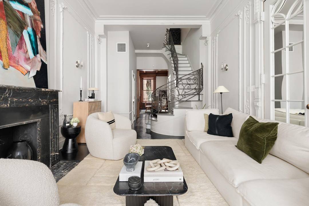 20 foot Townhouse on Central Park Block, Live with Income or Ideal Future Single familySHOWINGS Wednesdays only from 11 00am to 12 30pm BY APPOINTMENT ONLY24 West 85th Street is ...