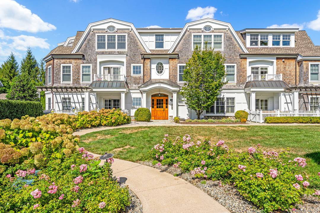 Stonington Borough condominium living at its very best !