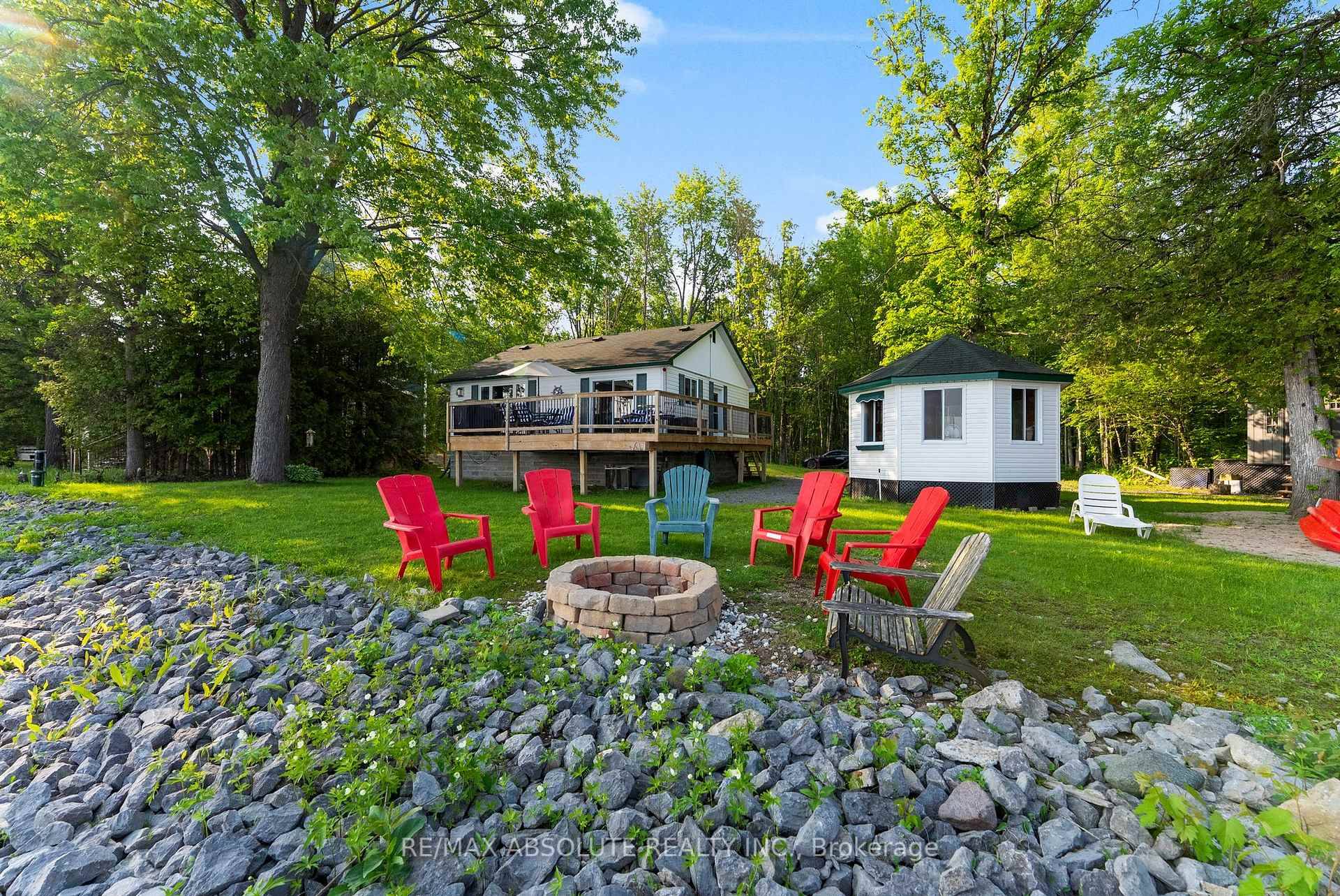 Welcome to your waterfront paradise !