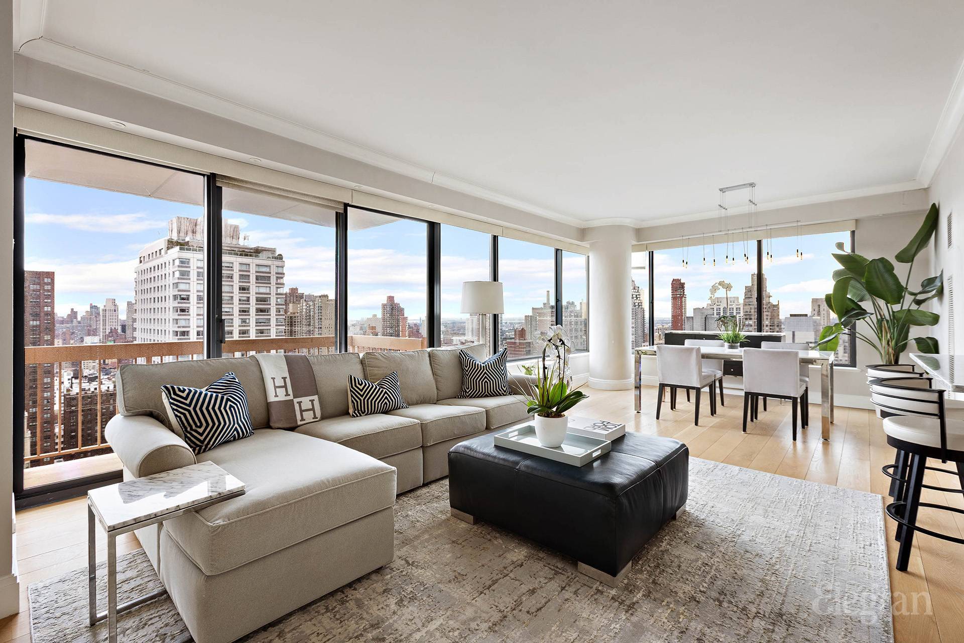 Perched high on the 28th floor of a premier Upper East Side condominium, this fully renovated 3 bedroom, 3 bathroom home offers sweeping panoramic views of Manhattan with bright north, ...