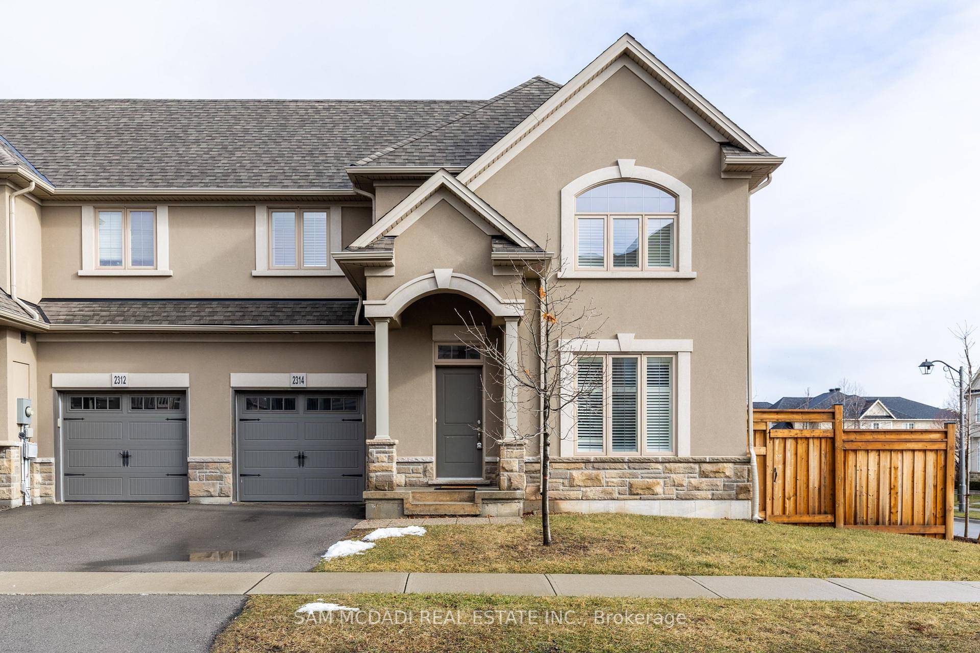 Spacious, Well Maintained, Townhouse End Unit In Palermo West !