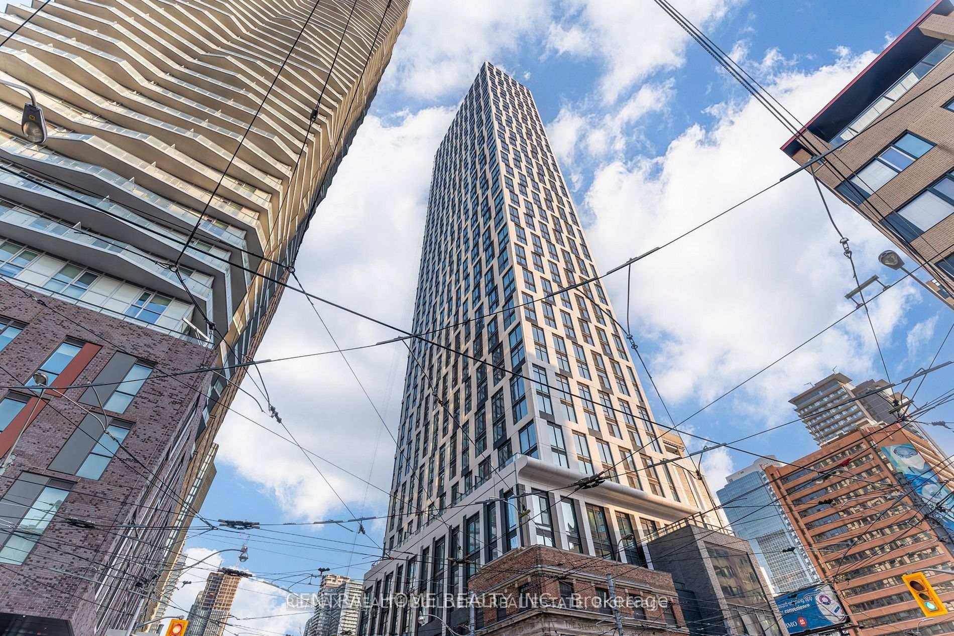 Welcome to the ultimate in downtown living !