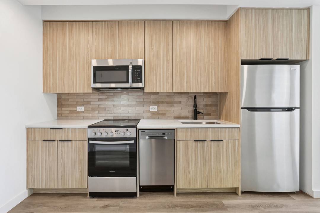 THIS IS A LEASE REASSIGNMENT FOR 15 MONTHS, WITH OPTION TO RENEW, SUBJECT TO MANAGMENT'S APPROVAL Welcome to 336 Douglass Street, Gowanus boutique rental at the nexus of all things ...