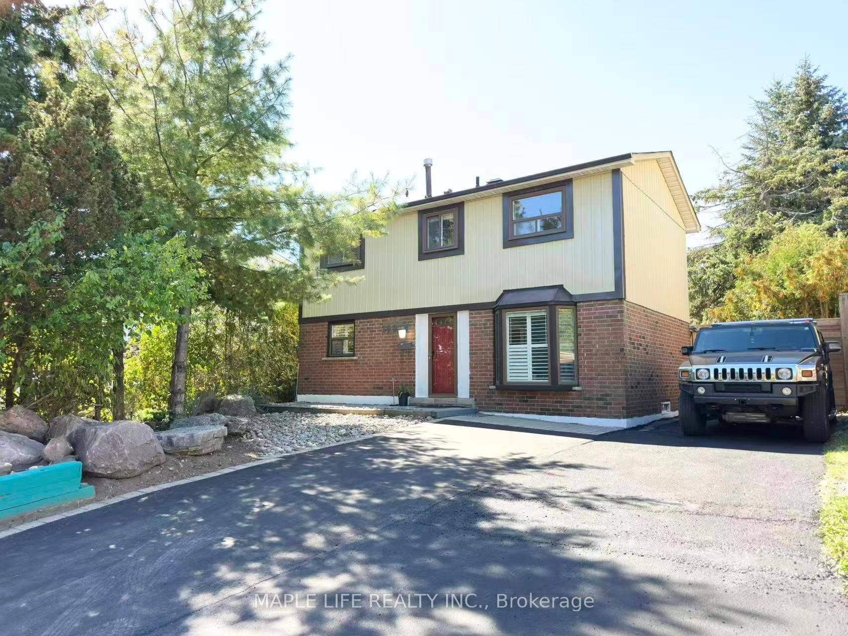 A well maintained Detached 3 bedroom home, located at one of Scarborough's most well connected communities.