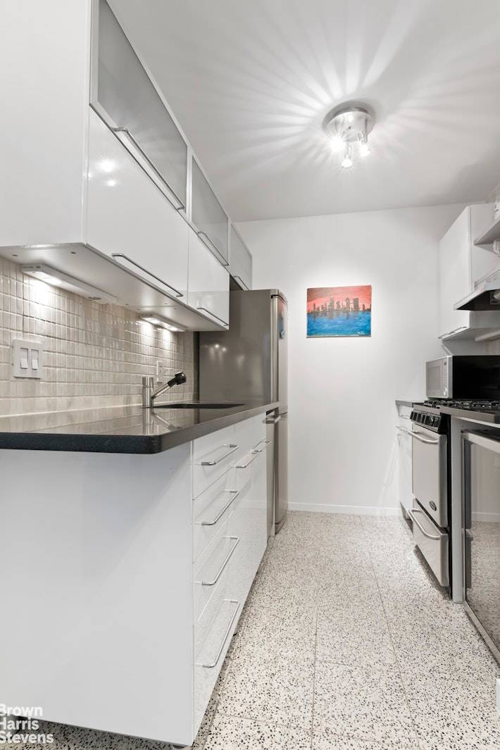 Modern Elegance Overlooking Stuyvesant Park Welcome to Residence 6A at Parc Fifteen a bright, move in ready one bedroom offering timeless design, exceptional storage, and tranquil park views.