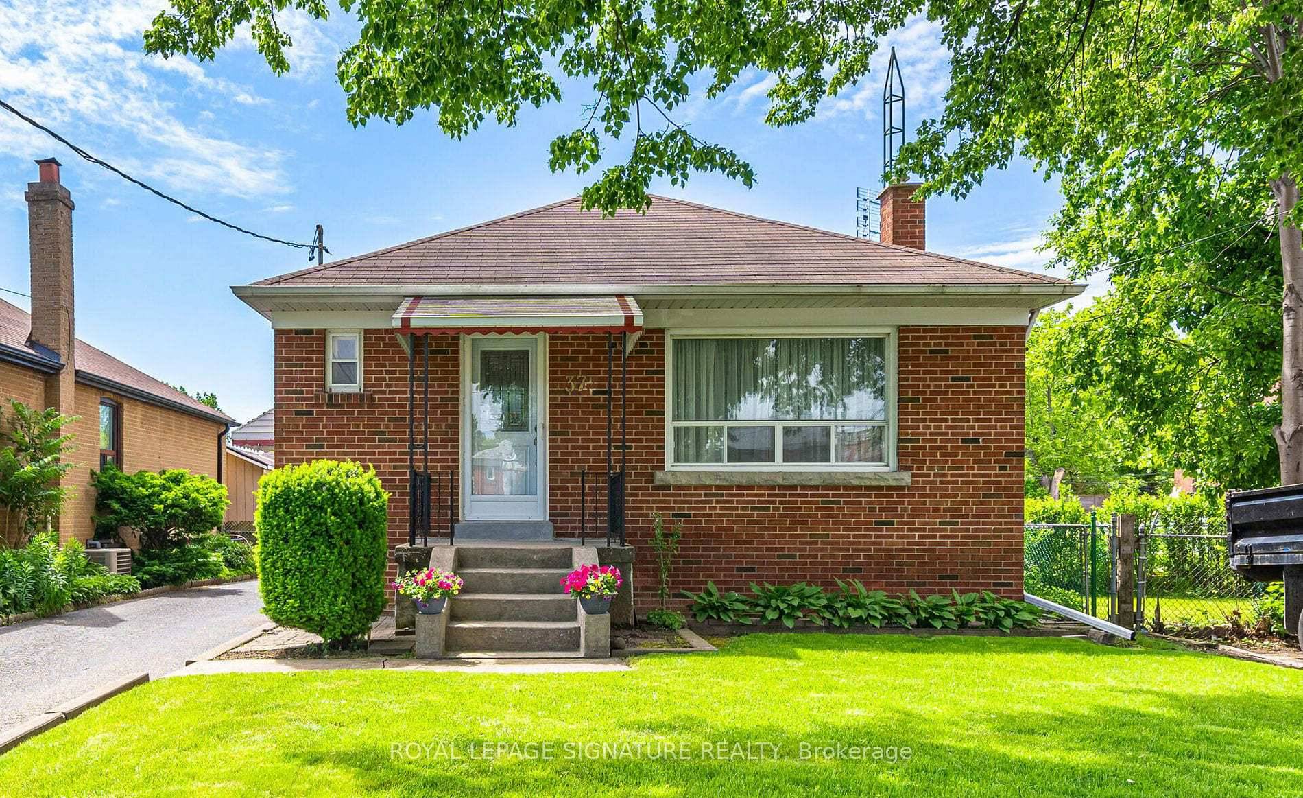 IMMACULATE BUNGALOW FOR LEASE 37 Feltham is located in a quiet enclave near Junction amp ; close to Stockyard shops and restaurants.