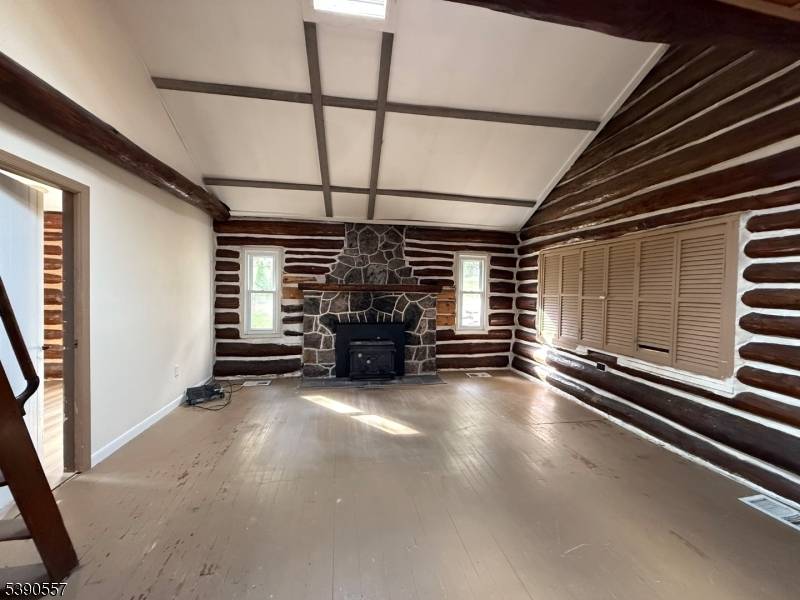 Pinecliff Lake 2 BR 3 BR Log home with an open floor plan.