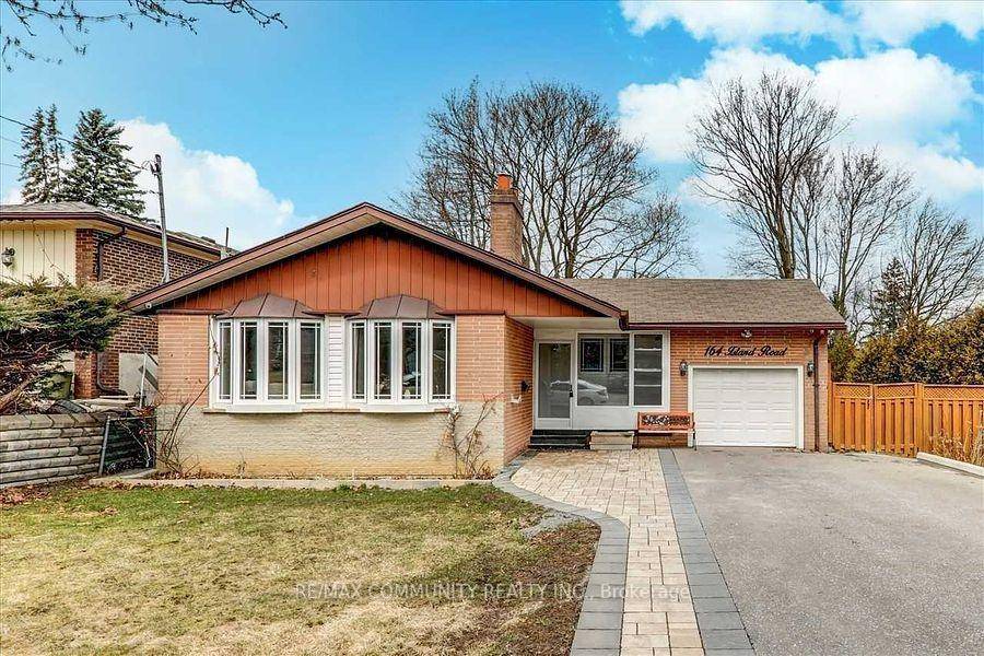 Welcome to your gorgeous move in ready perfect Basement in a lakeside west rouge community.