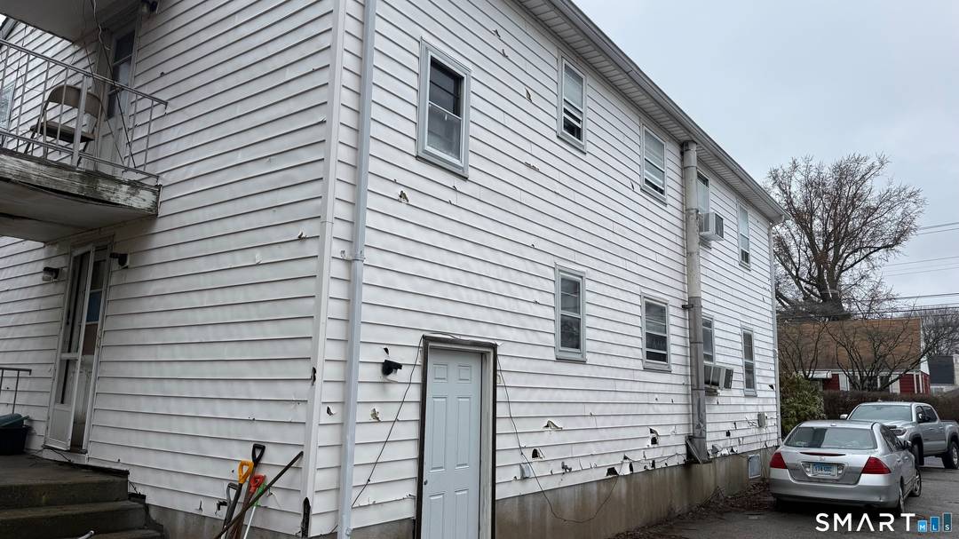 Two family home with convenient location in Bridgeport CT.