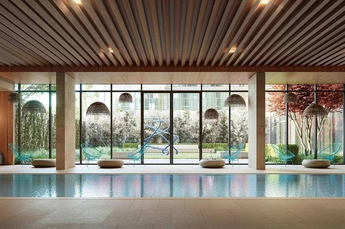An impeccable studio unit in Galerie, a full service condominium building in the heart of Long Island City.