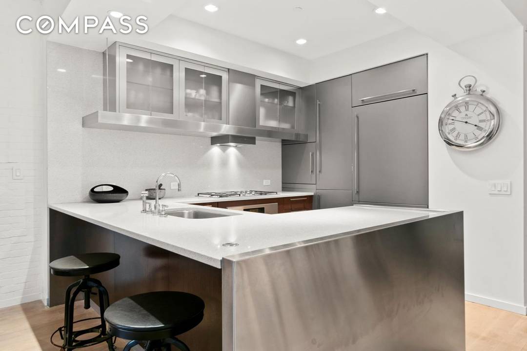 Welcome to luxury living in the heart of Manhattan !