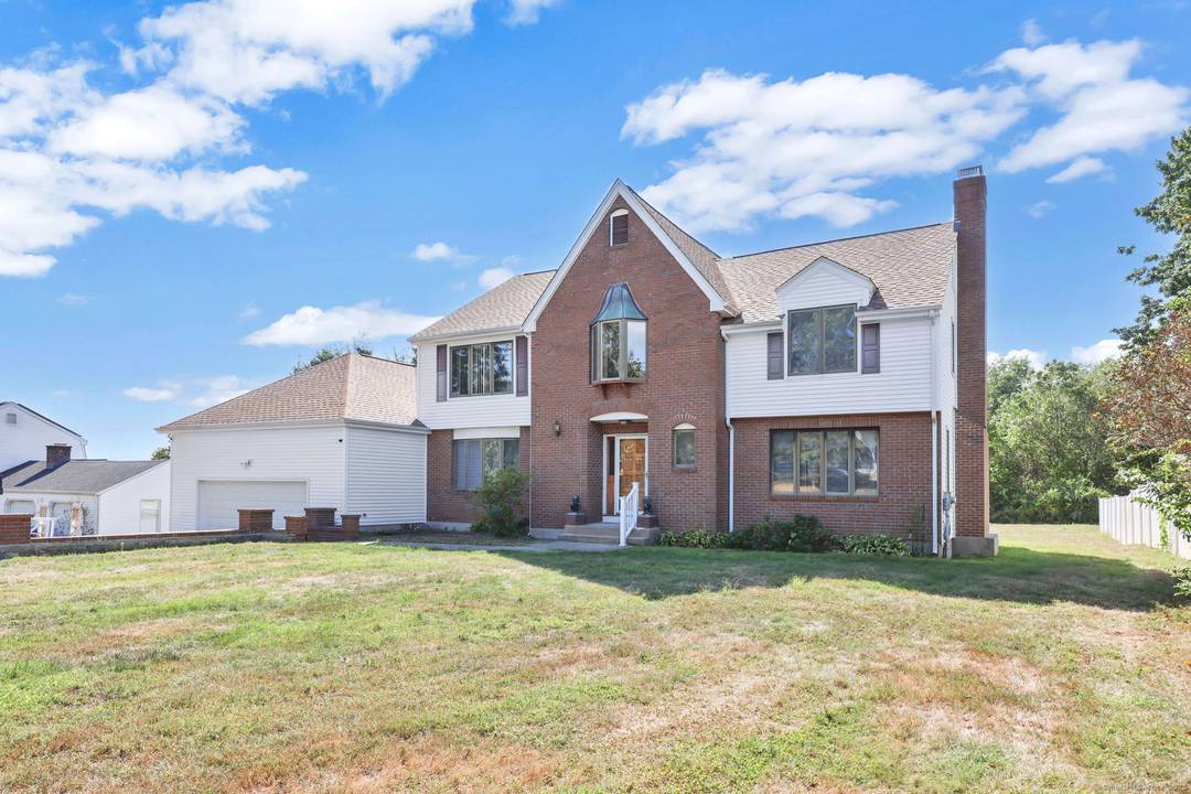 A rare find in South Farms !