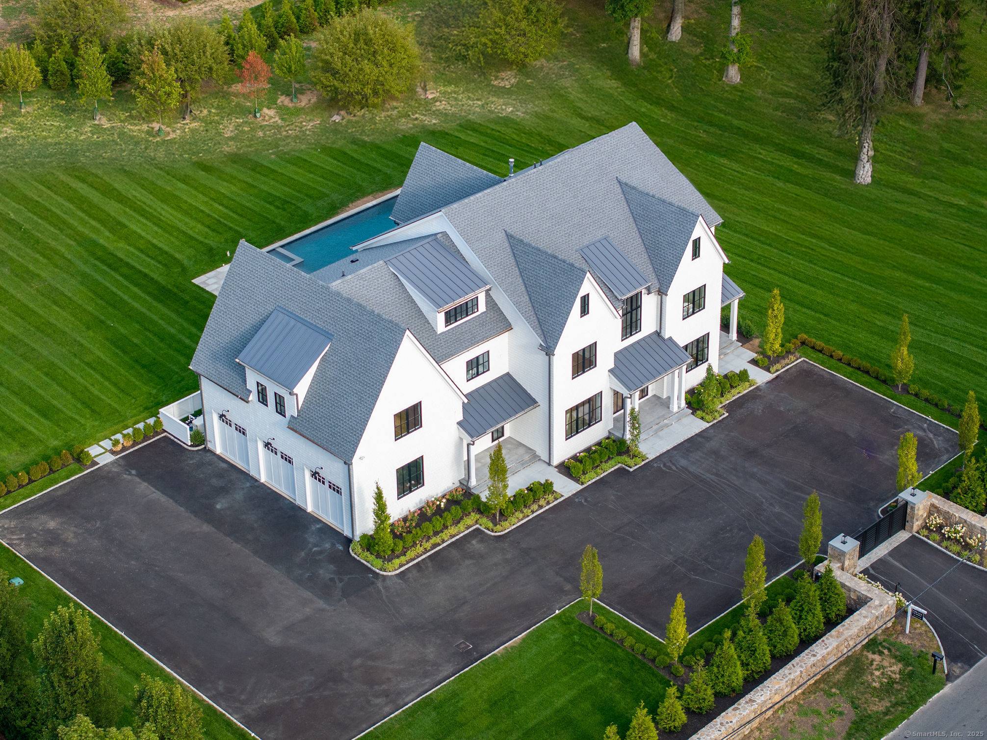 Convenience sophisticated style is what you get with this ultra chic 6 bedroom, 8.
