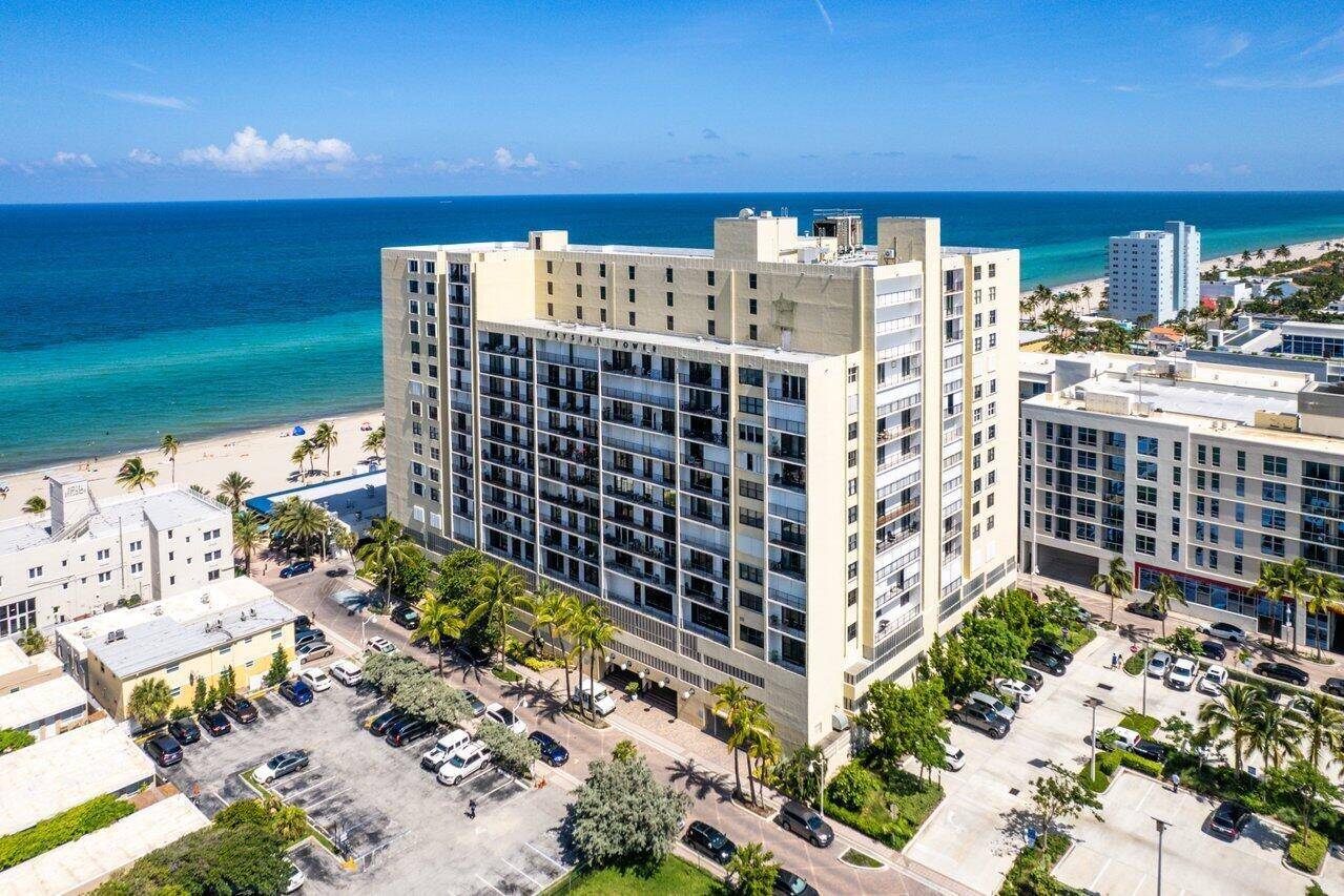 Discover the potential of this high rise condo at Crystal Towers, in the heart of Hollywood, FL.