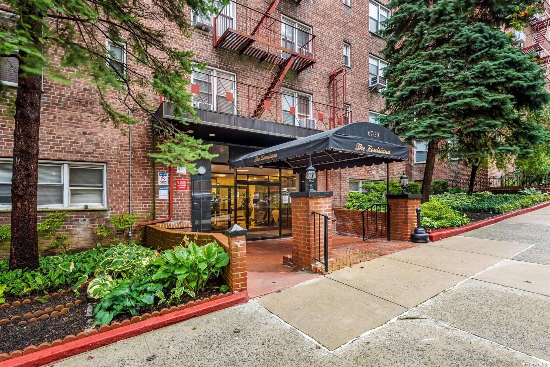 Spacious 2 bedroom coop in the Louisiana on Clyde St.