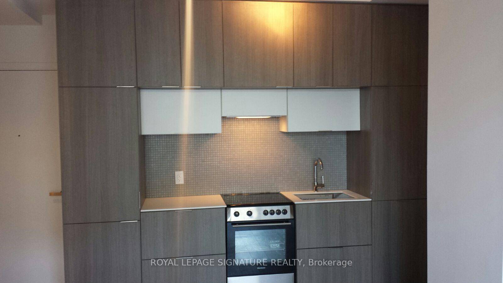Functional Split 2 Bedroom, 2 Bathroom Unit With Open Concept Floorplan, 10 Foot Ceilings amp ; A Full Width Balcony.