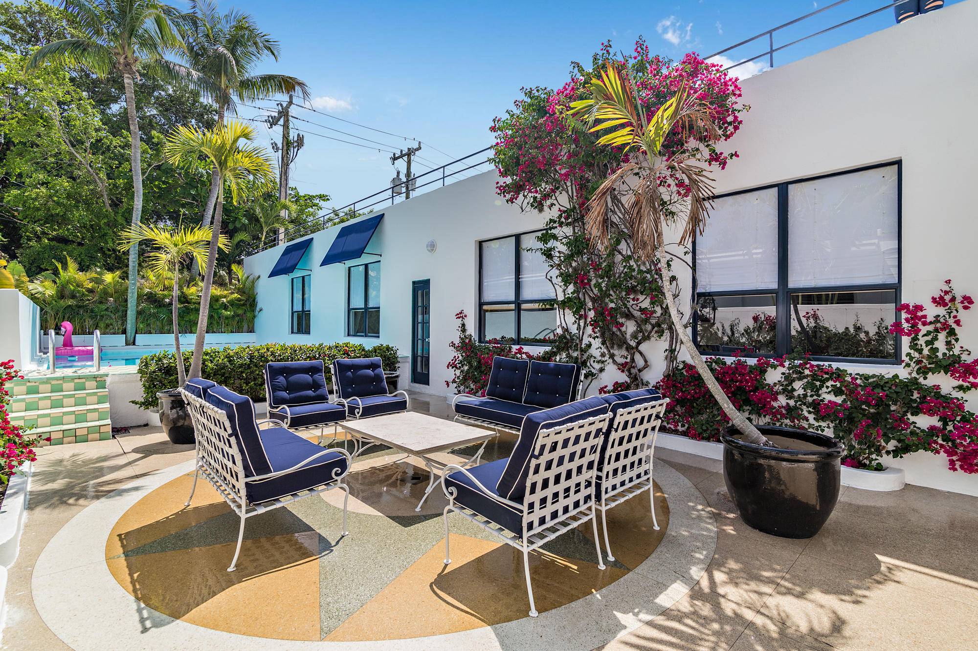 Prime location walk to Worth Avenue, beach and restaurants.