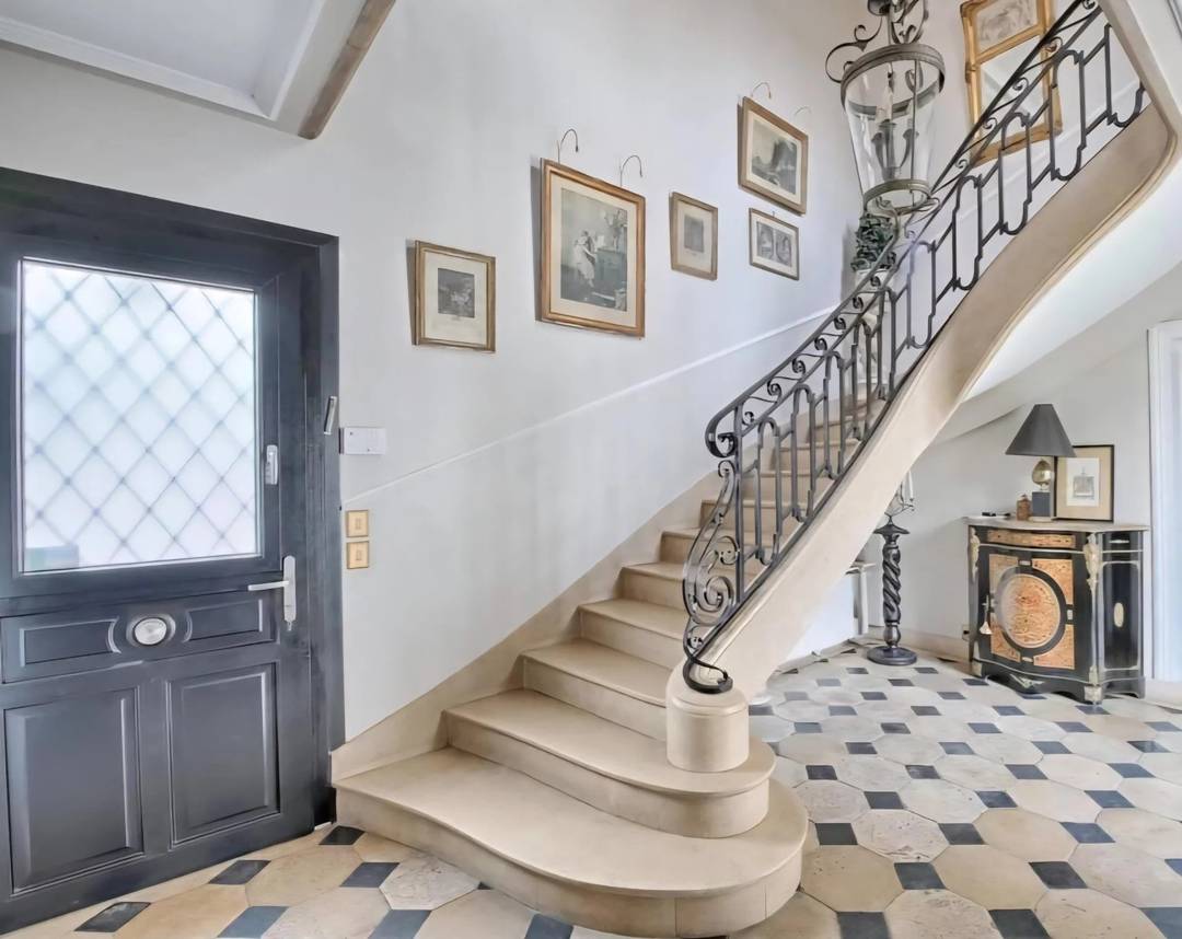 Charmante demeure de style anglo-normand au cœur du Triangle d’Or