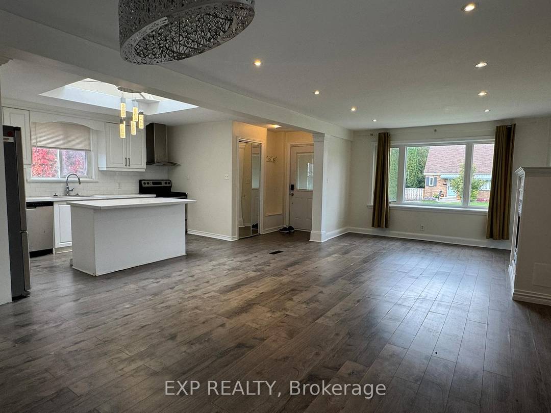 Beautiful 2 Bedroom Bungalow Main Floor for Lease !