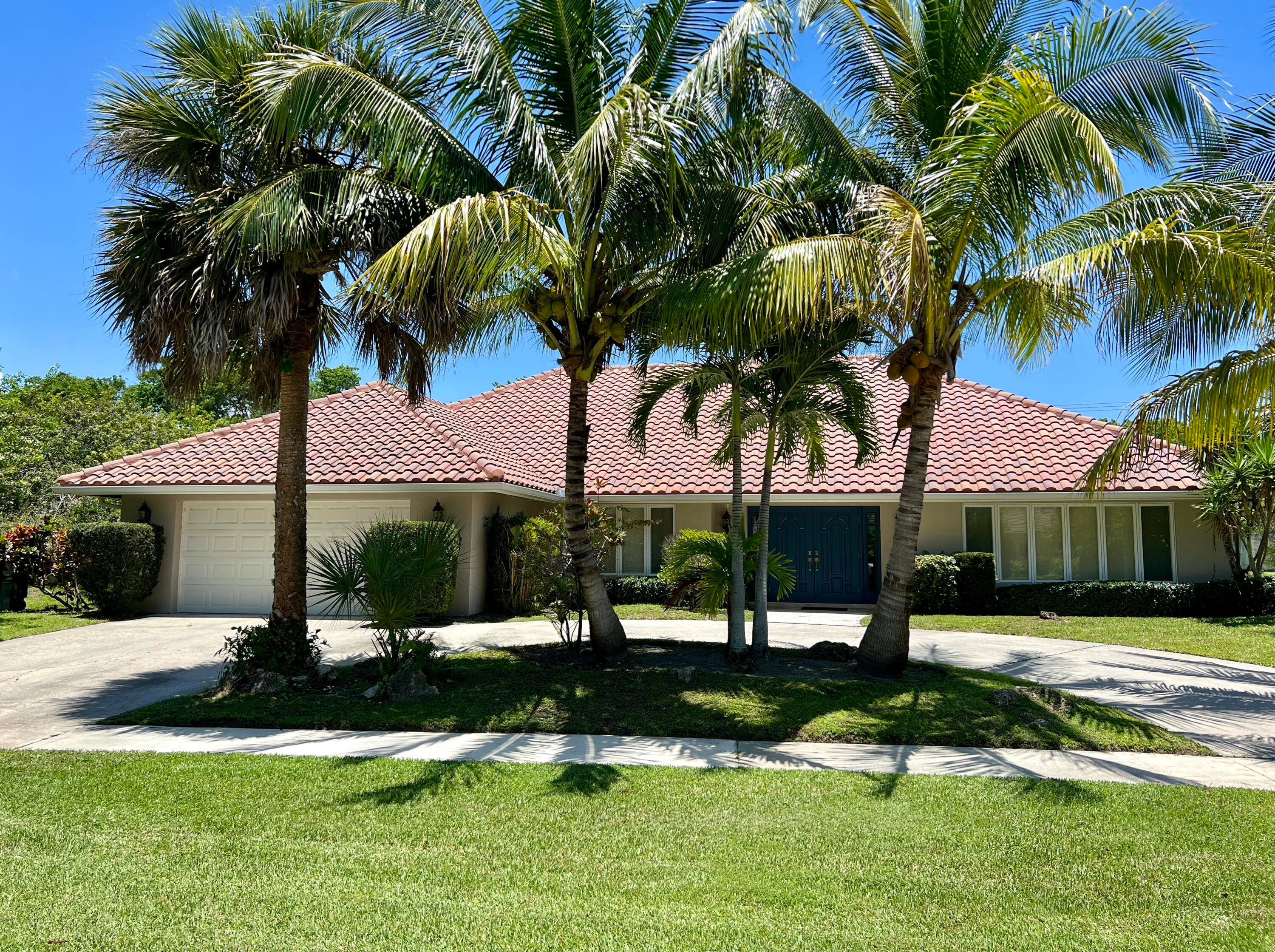 Beautifully upgraded 3 bedroom, 2.