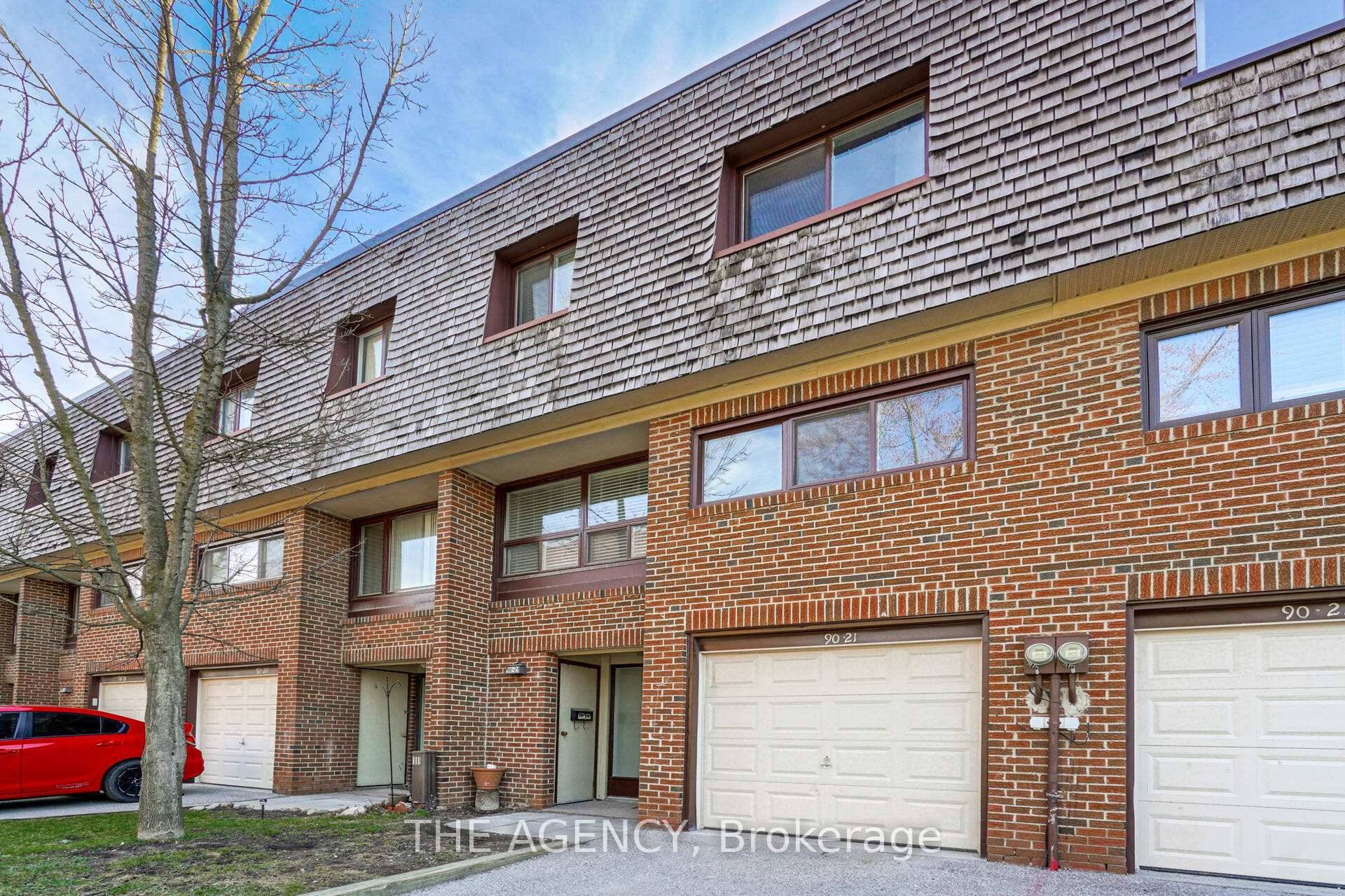Bright amp ; Beautiful 3 Bedroom, 2 Bath Townhome in an Unbeatable Location !