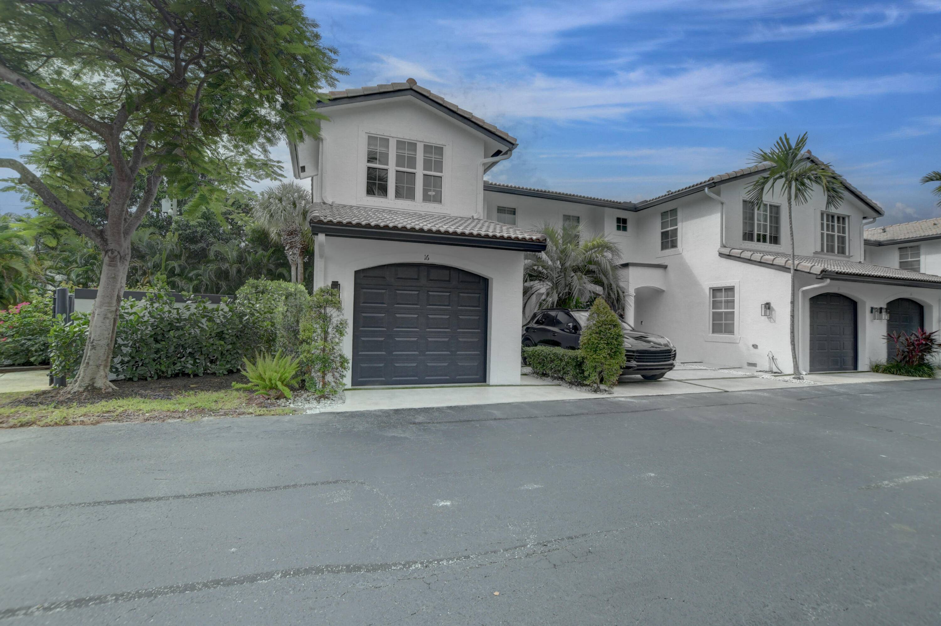 Built in 2002 Camino Del Quinta is an enclave of 20 townhouses located in East Boca with direct access to downtown amenities Trader Joes, Fresh Market, Publix,.