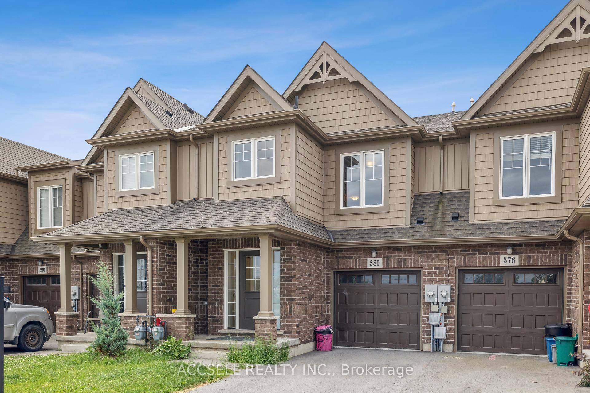 FOR LEASE Welcome to Your Ideal Family Home in a Thriving, Well Connected Community !