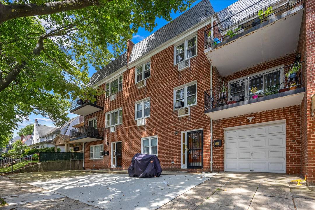 Amazing Investment Opportunity in the heart of Kew Gardens !