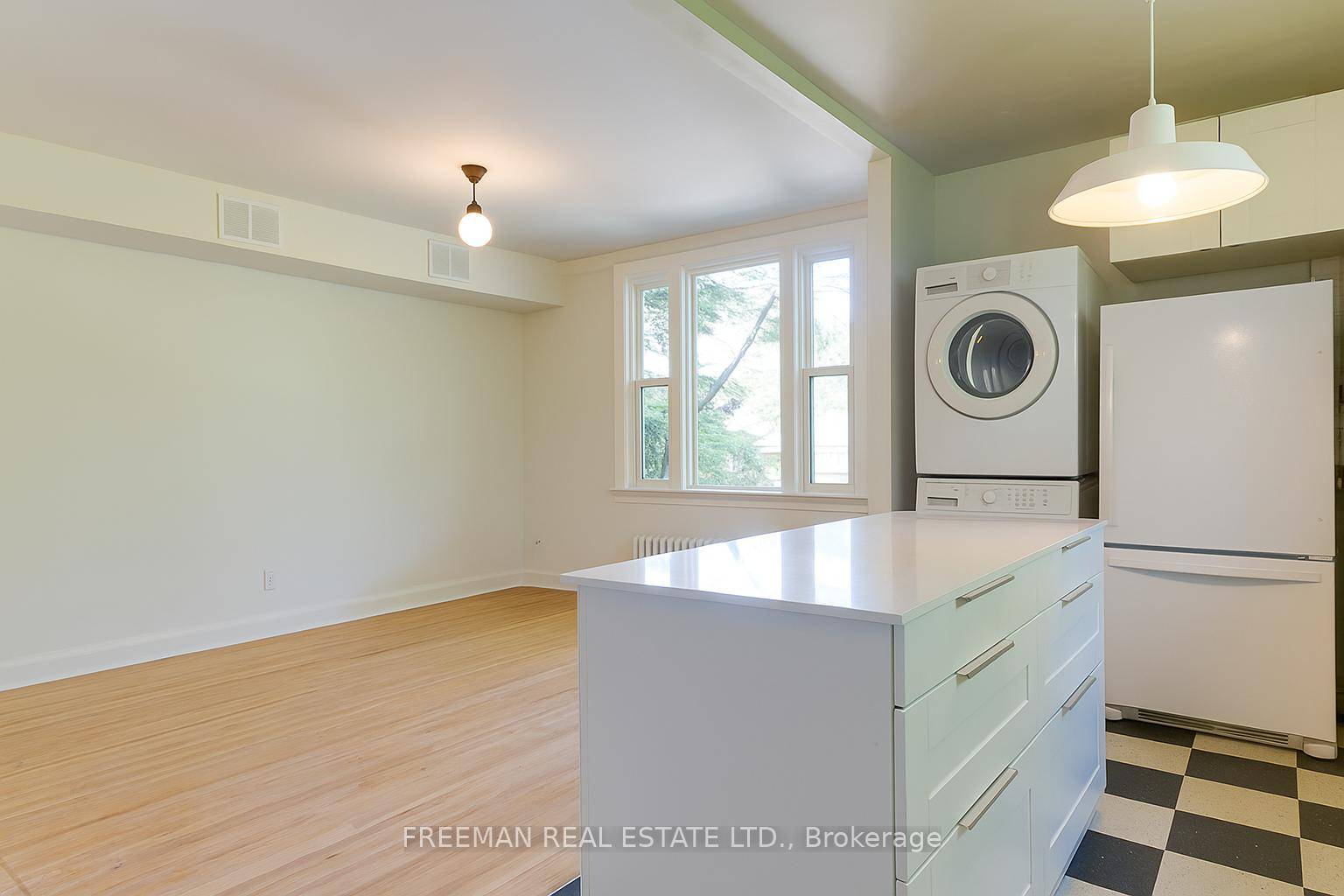 Huge amp ; sunny south west facing 2 1 bedrooms for Jan 1st !