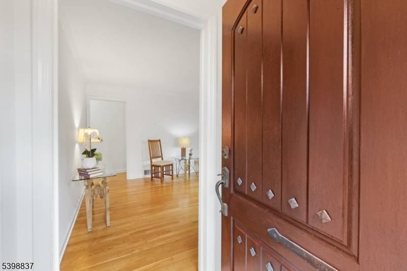 A wonderful opportunity on a cul de sac, this spacious 3 bedroom, 2 bath ranch is located in Madison, offering a fabulous downtown filled with great restaurants, shops, and convenient ...