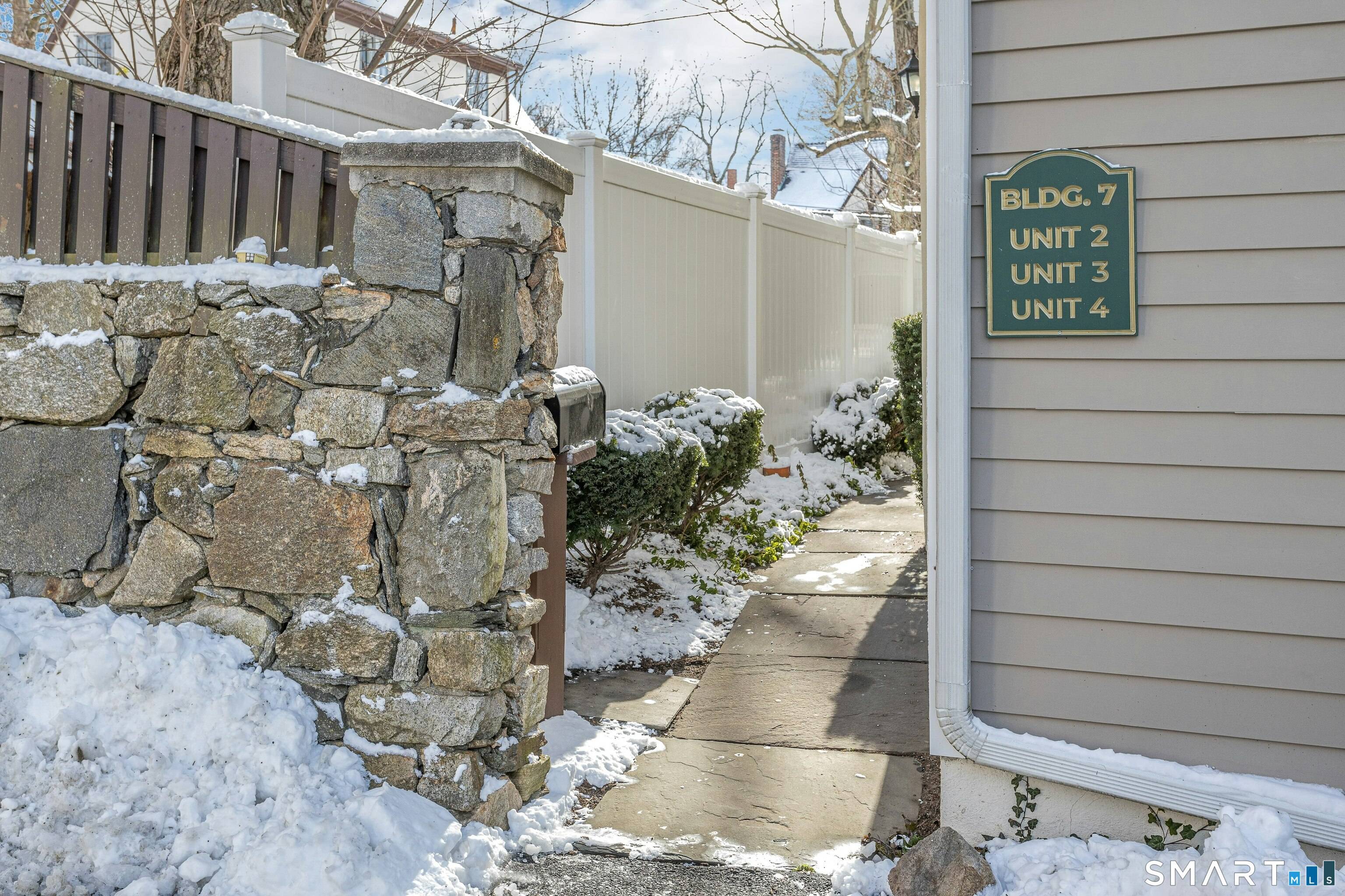 A very stylish complex, Woodland Manor, located in the prime area of Glenbrook, with it's own commuter train station, shopping centers, schools, and nearby vibrate down town Stamford.