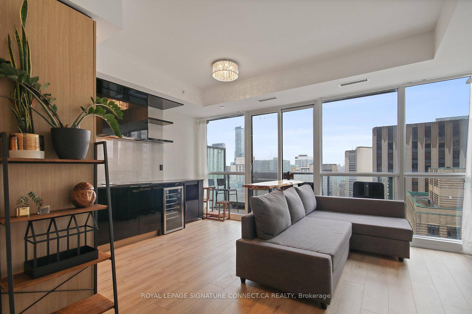 Live in the sought after INDX Condo, perfectly situated in the heart of Toronto's Financial District.
