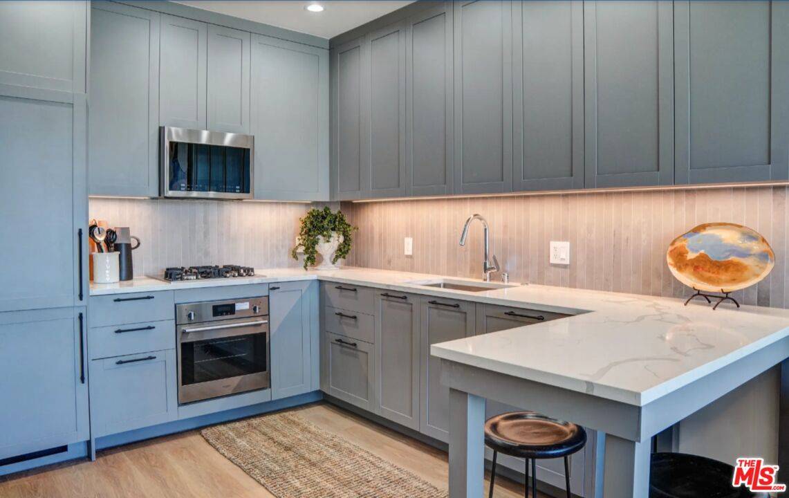 5768 W 3rd St 2BR Hancock Park La