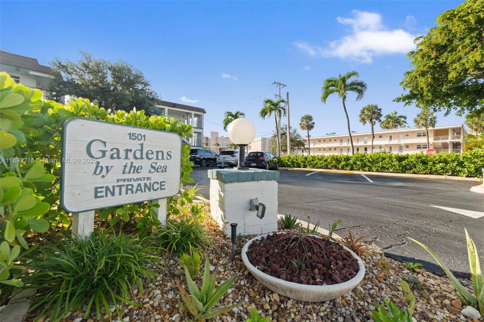 Beautiful 1 bedroom, 1. 5 bath condo located on Ocean Boulevard in the desirable Pompano Beach area.