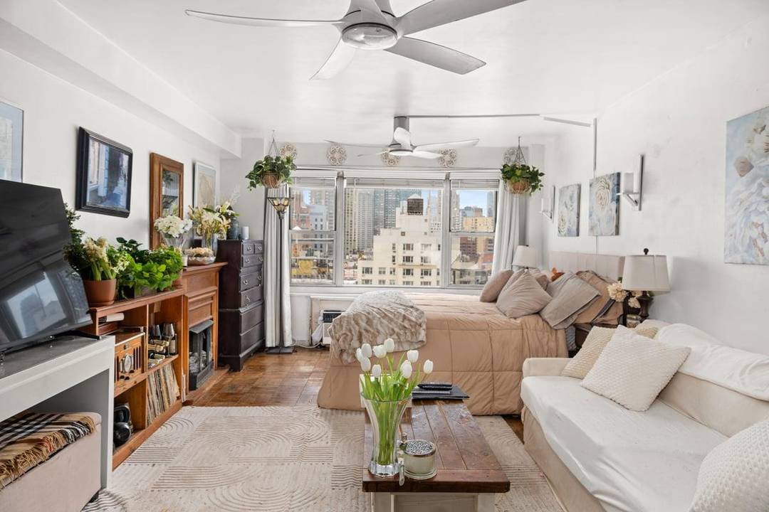 Apartment 12I presents a rare opportunity to create your own vision in a high floor, south facing studio with sweeping open views.