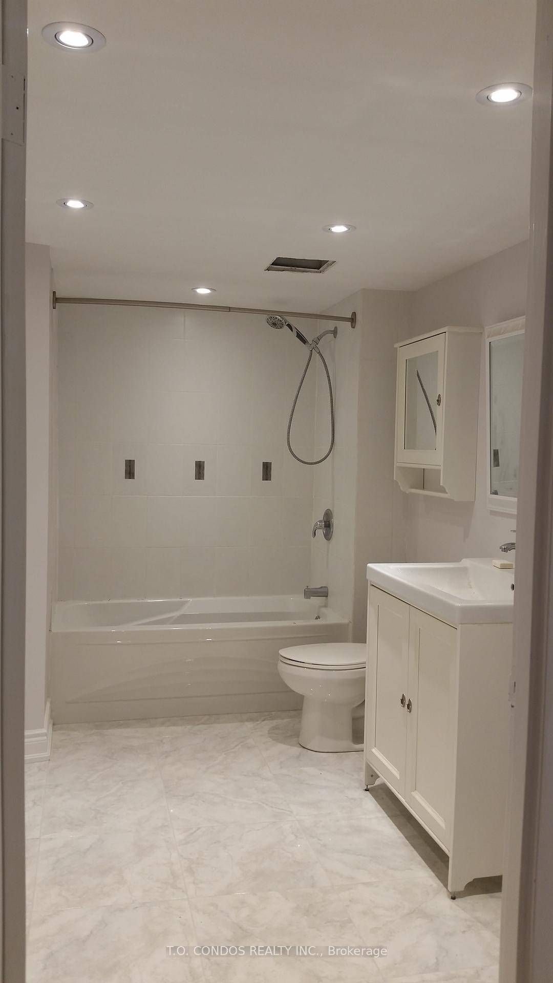 Modern Executive 1 Bedroom Penthouse Condominium In Iconic Toronto Landmark Near Yonge And Front.