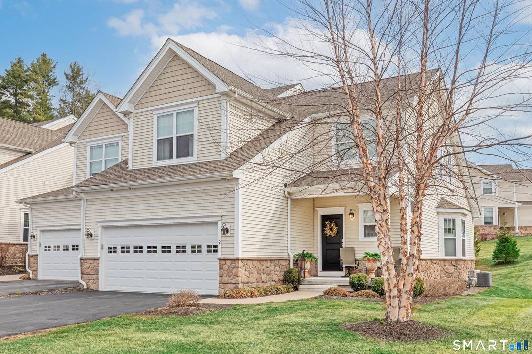 Welcome to this beautifully maintained Portman Elite model in the highly desirable Ridgewood of Middlebury community.